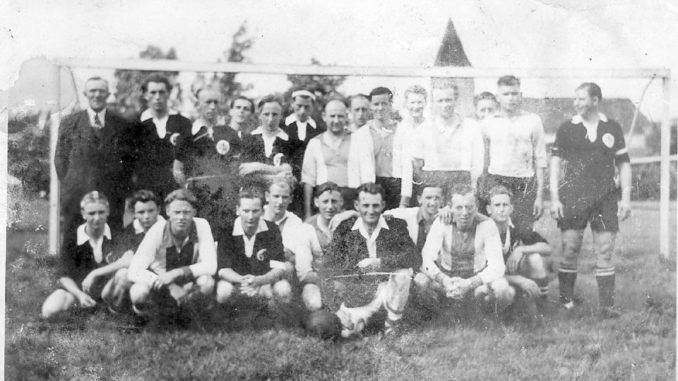Hier ein kleiner Klecks, dort ein paar Kratzer – dieses Foto vom Duell 1952 zwischen Siddeburen (helle Trikots) und Eintracht Völlen ist fast sieben Jahrzehnte alt. Fotos: Privat