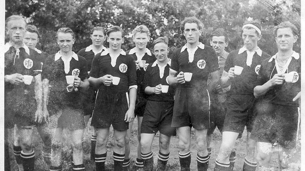 Ob in der Tasse wirklich Pausentee drin war? Das Bild von 1952 zeigt die Völlener Mannschaft in Siddeburen.