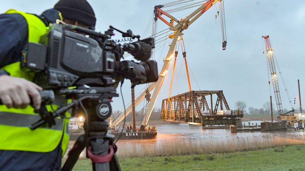 Mit Beginn der Bergung der zerstörten Friesenbrücke rückt die Wunderline in den Fokus der Öffentlichkeit. Foto: Ortgies/Archiv