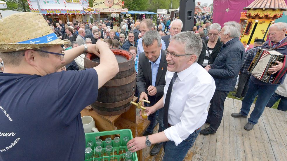 Am 26. April 2019 eröffnete Olaf Meinen (rechts), damals noch Bürgermeister von Großefehn, den vorerst letzten Bagbander Markt. Foto: Archiv/Ortgies