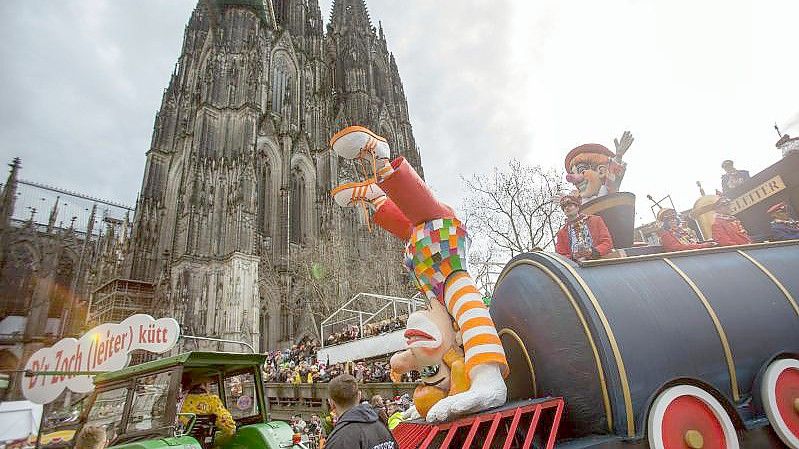 Karneval in Köln (Archiv). Ein „normaler Rosenmontagszug mit Hunderttausenden von Zuschauern“ wird 2022 voraussichtlich nicht möglich sein. Foto: Maja Hitij/dpa