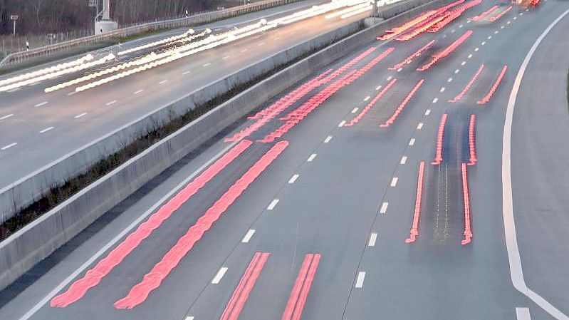 Die Lichter der Autos sind auf der Autobahn A7 in Richtung Norden zu sehen. Foto: Carsten Rehder/dpa