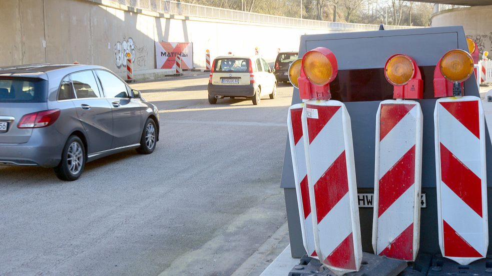 So sah es am 2. Weihnachtstag an der Trogstrecke in Emden aus: Unbekannte hatten Warnbaken vor das mobile Blitzgerät gestellt. Foto: F. Doden