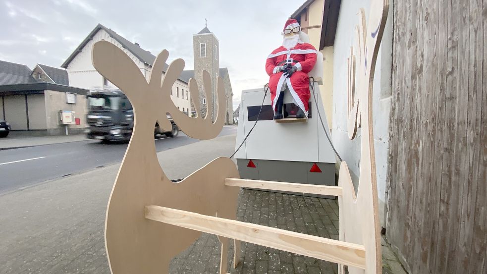 Kreativ waren Unbekannte in der Eifel: Sie dekorierten ein Blitz-Gerät in der Gemeinde Hürtgenwald zu einem Weihnachtsmann-Schlitten mit Rentieren um. Foto: Kreis Düren