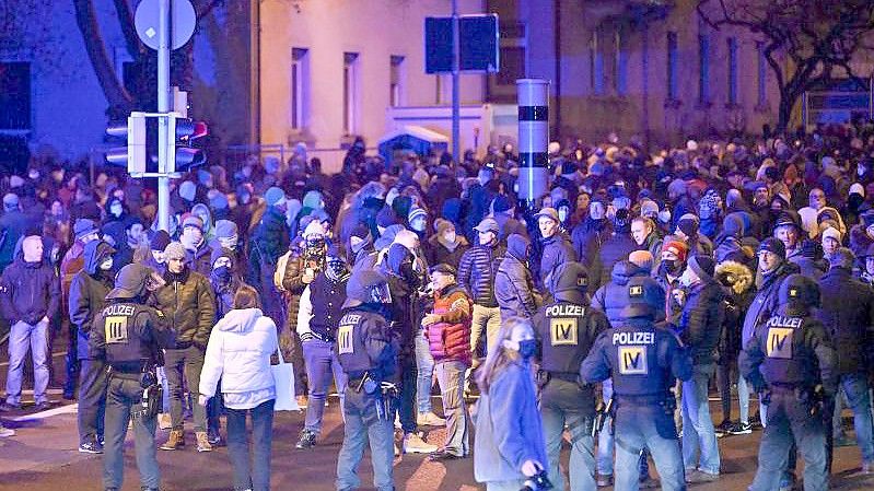 Die Polizei war mit einem Großaufgebot vor Ort. Foto: Felix Kästle/dpa