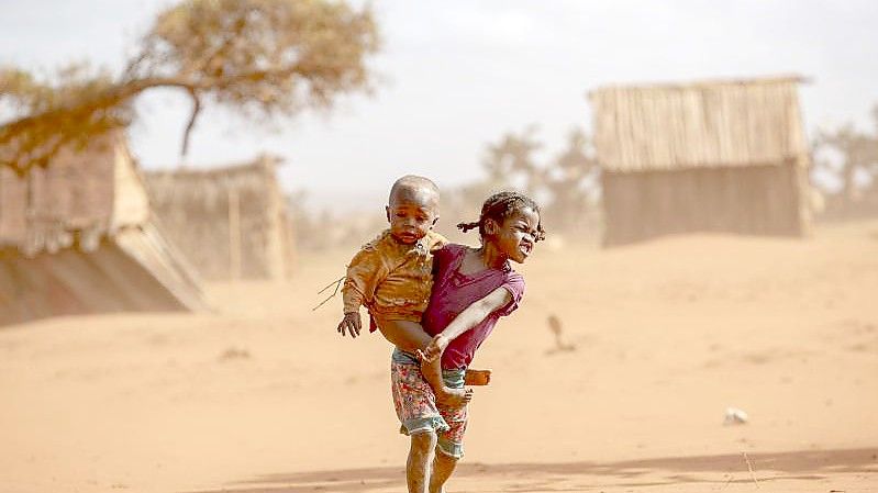 Kinder im Süden von Madagaskar. Die schlimmste Dürre seit 40 Jahren gefährdet das Leben hunderttausender Menschen. Foto: Tsiory Andriantsoarana/WFP/dpa