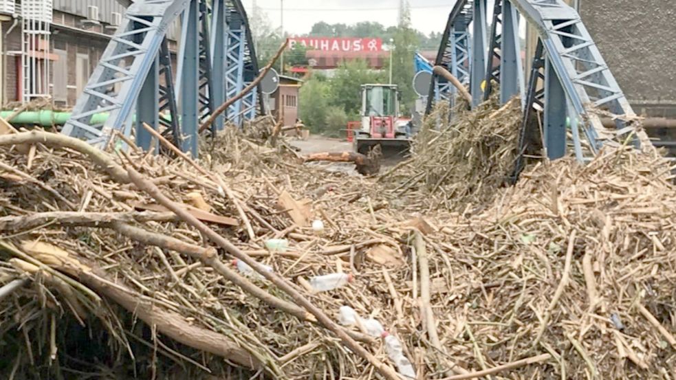 Das Hochwasser Mitte Juli hat die Brücke, die die Gebäude der Schmiedag GmbH in Hagen rechts und links der Volme verbindet, unpassierbar gemacht. Mittlerweile produziert das Werk wieder - aber noch nicht zu 100 Prozent. Foto: GMH Gruppe