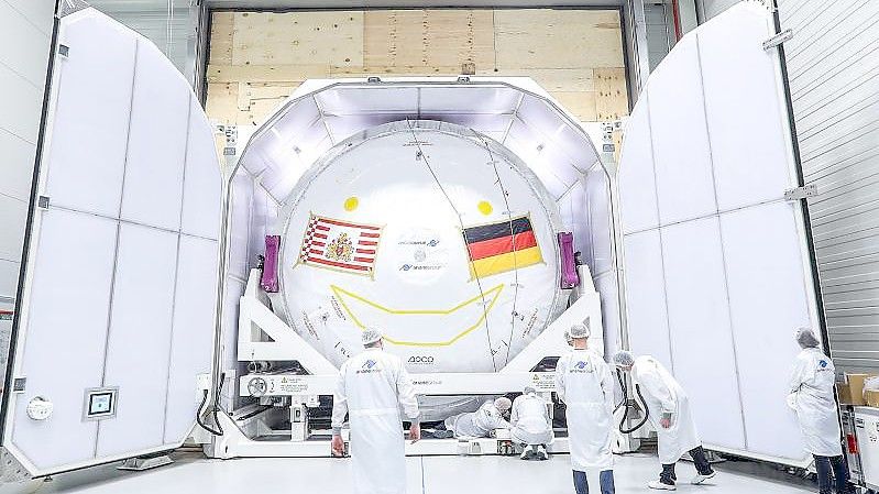 Aus der Fabrik in Bremen geht die Raketenstufe der ArianeGroup in einer übergroßen Transportkiste via Seetransport nach Südamerika. Foto: Frank T. Koch / Hill Media GmbH/Photo/dpa