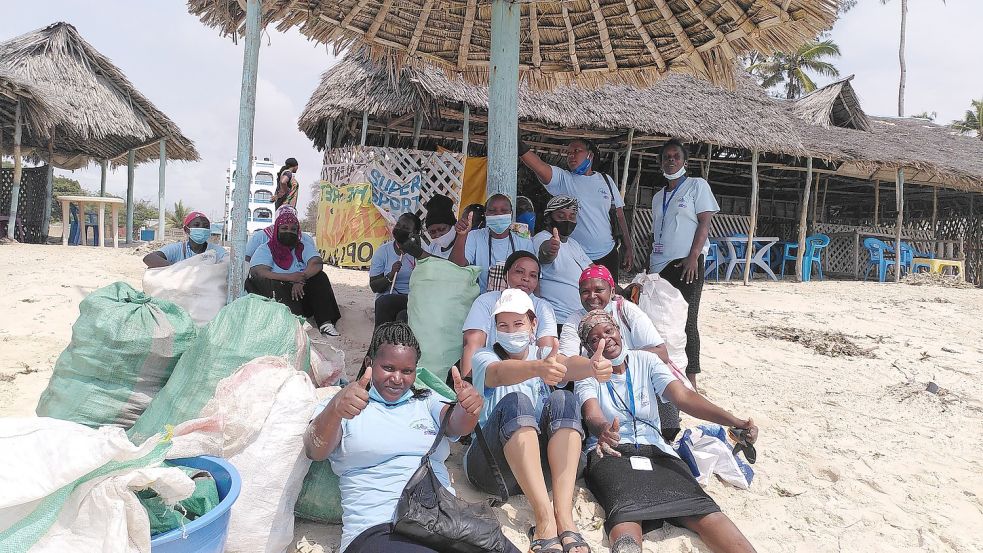 Säcke voller Plastikmüll sammeln die Frauen, die vom Verein "Little Angel" auf dem Weg in die Gründung einer eigenen kleinen Existenz unterstützt werden, jeden Sonnabend gemeinsam am Strand. Foto: Privat