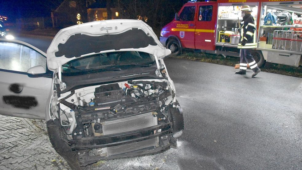 Aus bislang ungeklärter Ursache war ein 22 Jahre alter Pizzabote mit seinem Wagen von der Straße abgekommen. Das Auto überschlug sich. Der Fahrer wurde nach dem Unfall von den Rettungskräften bewusstlos aus dem Wagen befreit. Foto: Ammermann