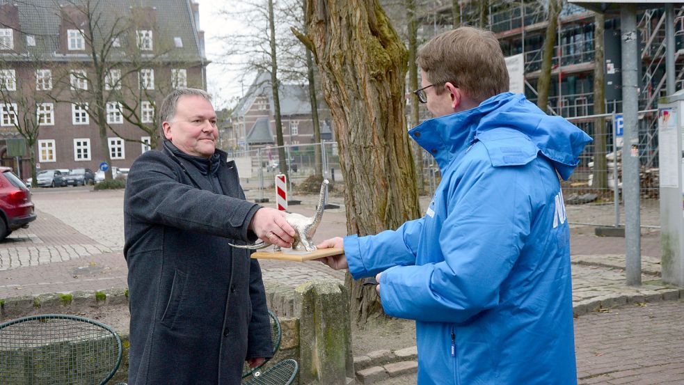 Rainer Kinzel (links), Leiter des Fachbereichs Stadtentwicklung und Umwelt, nahm den Preis von Nabu-Präsident Jörg-Andreas Krüger entgegen. Fotos: F. Doden