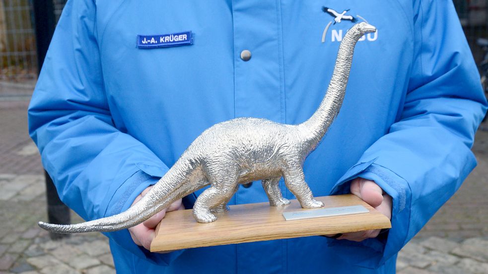 Mit dem „Dinosaurier des Jahres“, der aus Zinn gegossenen und 2,6 Kilogramm schweren Nachbildung einer Riesenechse, zeichnet der NABU seit 1993 Persönlichkeiten oder Projekte aus.