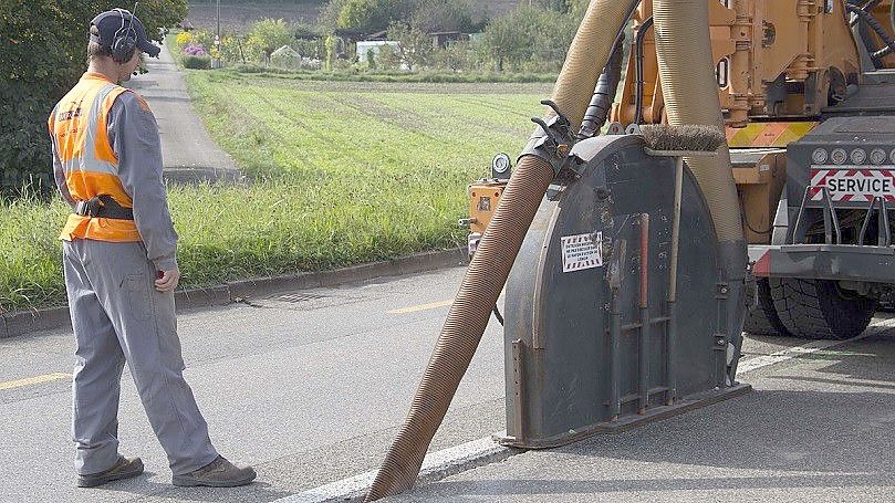 Nicht mal armdick ist der Schlitz, der beim Trenching in die Straße gefräst wird. Foto: privat