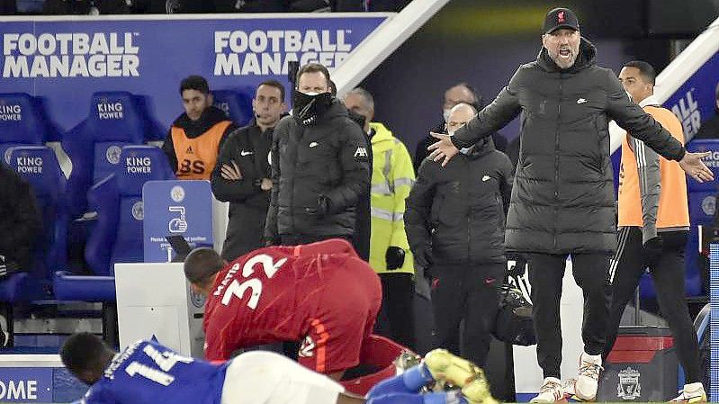 Am Spielfeldrand regt sich Liverpools Trainer Jürgen Klopp (r) über ein vermeintliches Foul auf. Foto: Rui Vieira/AP/dpa
