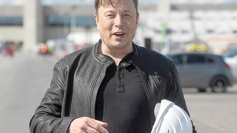Elon Musk ist Teslas größter Einzelaktionär. Foto: Christophe Gateau/dpa