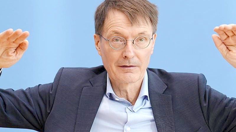 Karl Lauterbach spricht während einer Pressekonferenz zur aktuellen Corona-Lage. Foto: Kay Nietfeld/dpa