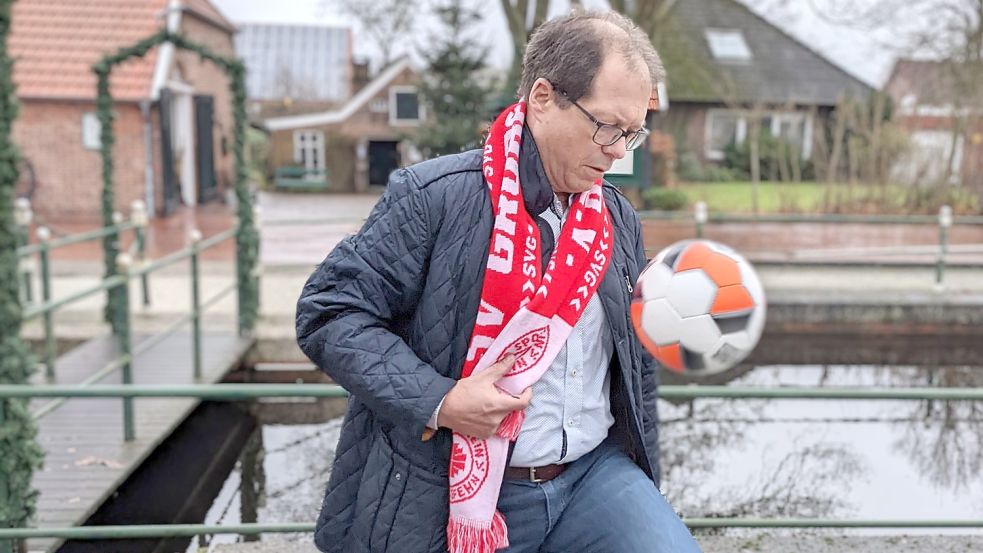 Erwin Bohlen kann nicht nur mit Bällen jonglieren. Er koordiniert auch verschiedenste Dinge beim SV Großefehn. Fotos: Homes