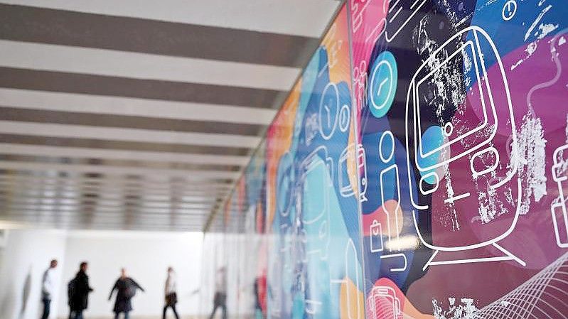 Der Fußgängertunnel am Köstritzer Bahnhof in Thüringen mit frischer Farbe und Wandverkleidungen, die Graffiti verhindern sollen. Foto: Martin Schutt/dpa