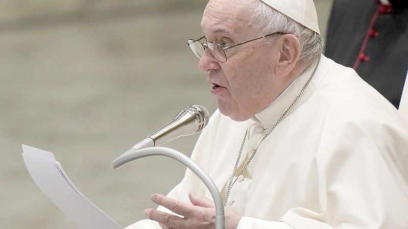 Papst Franziskus während seiner Rede bei der wöchentlichen Generalaudienz. Foto: Andrew Medichini/AP/dpa
