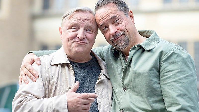 Beim Publikum äußerst beliebt: die „Tatort“-Kommissare Jan Josef Liefers (r) als Prof. Karl-Friedrich Boerne und Axel Prahl als Frank Thiel. Foto: Guido Kirchner/dpa