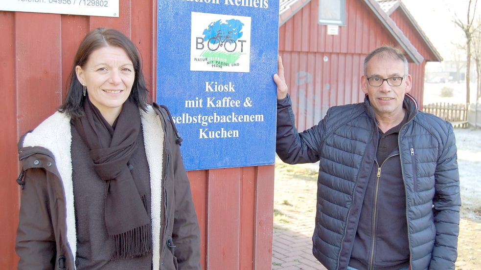 Gertha und Ralf Jünke sind die neuen Pächter der Paddel- und Pedalstation in Remels. Sie wollen die touristische Einrichtung an der Uferstraße wieder flott machen. Foto: Schneider-Berents