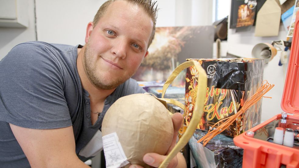 Patrick Betten in seiner heimischen Werkstatt, in der der 30-Jährige seine Feuerwerke plant und vorbereitet. Foto: Päschel/Archiv