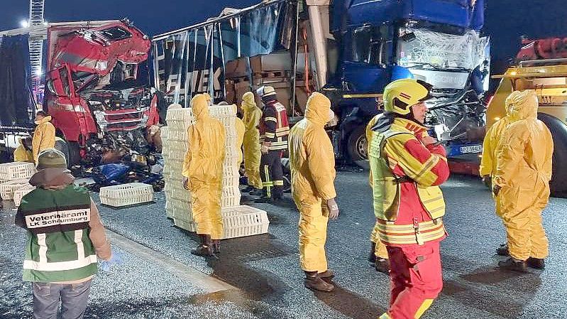 Einsatzkräfte arbeiten an einer Unfallstelle auf der A2. Foto: Fernando Martinez/TNN/dpa