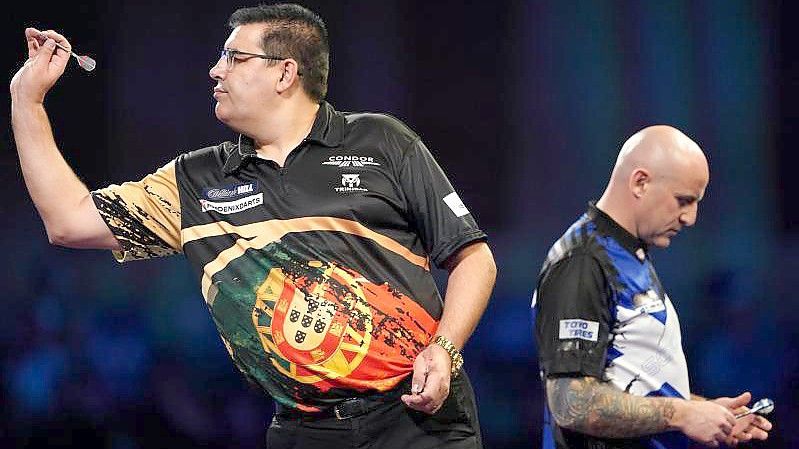 Mitfavorit Jose De Sousa (l) aus Portugal unterliegt bei der WM dem Schotten Alan Soutar. Foto: Zac Goodwin/PA Wire/dpa