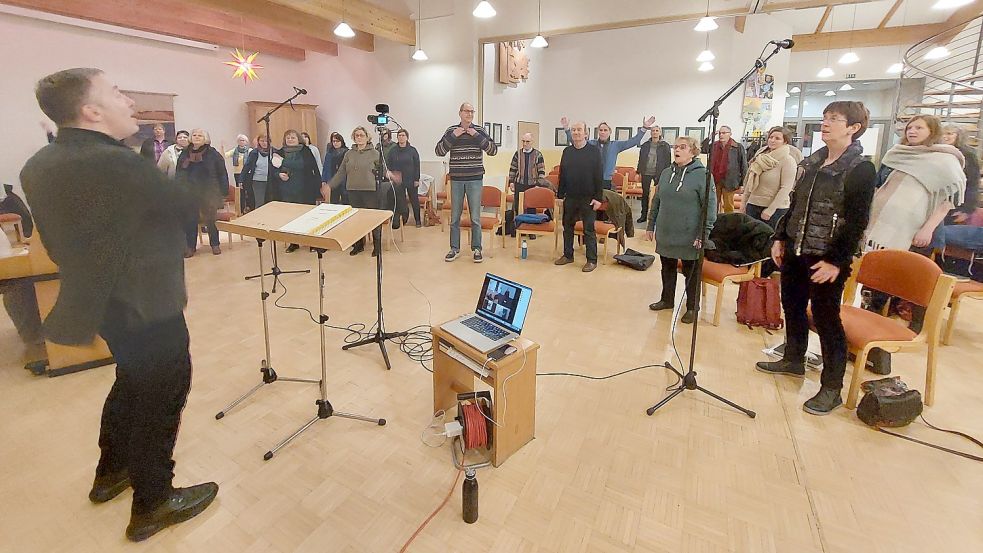 In der vergangenen Woche hat der Emder Singverein noch unter 2G+-Bedingungen geprobt. Am Donnerstag steht das große Konzert an. Foto: Hanssen/Archiv