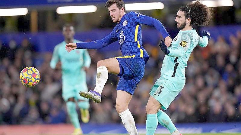 Phil Foden (l) von Manchester City erzielt das Tor zur 1:0-Führung gegen den FC Brentford. Foto: Paul Terry/CSM via ZUMA Wire/dpa