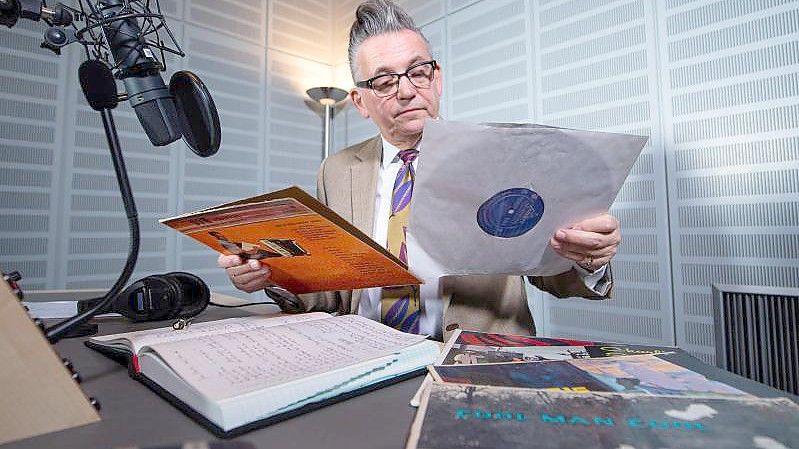 Götz Alsmann mit Platten im Tonstudio. Foto: Guido Kirchner/dpa