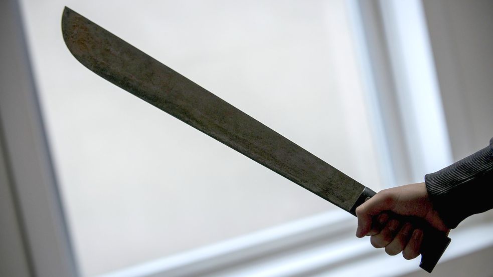 Bei einem eskalierten Streit in Bremen bedrohte ein Mann seine Kontrahenten in der Nacht zu Donnerstag mit einer Machete. Foto: Symbolfoto: imago images/Reporters