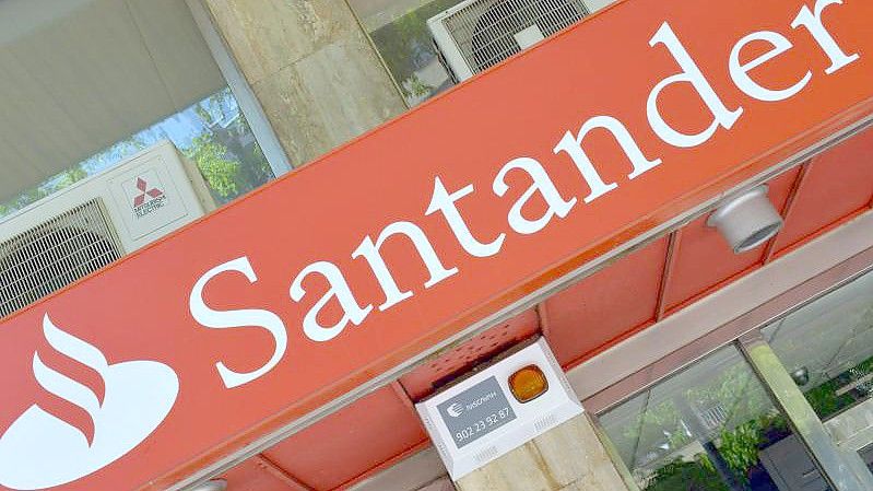 Laut Santander sollen die doppelten Zahlungen das Ergebnis eines Terminproblems gewesen sein. Foto: Peter Kneffel/dpa