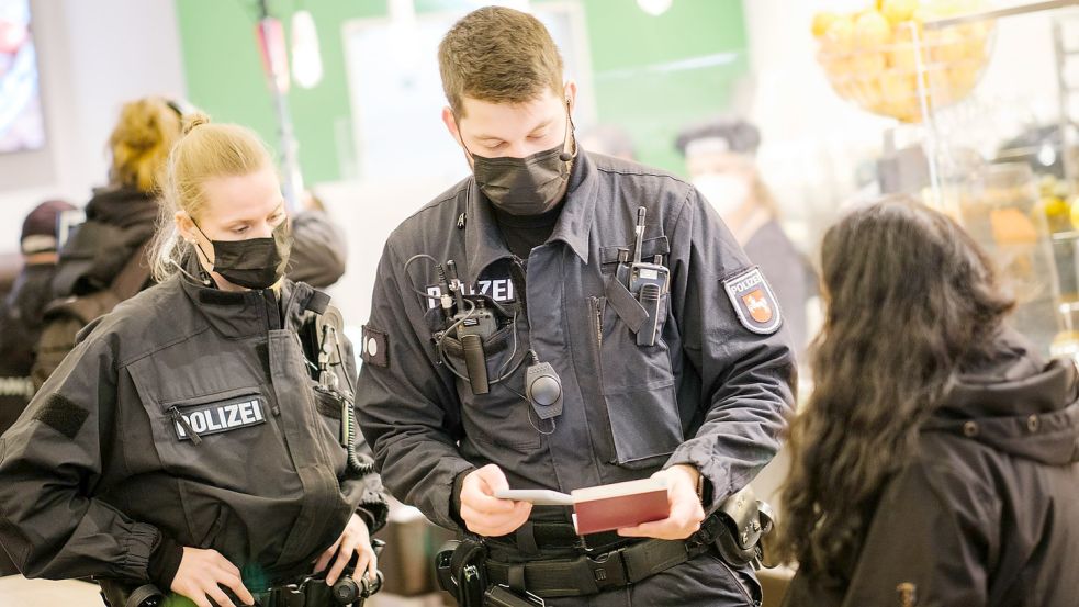 Wer darf was in Niedersachsen? Polizei-Stichprobe von Gesundheitsdaten in einem Restaurant. Foto: Ole Spata/dpa