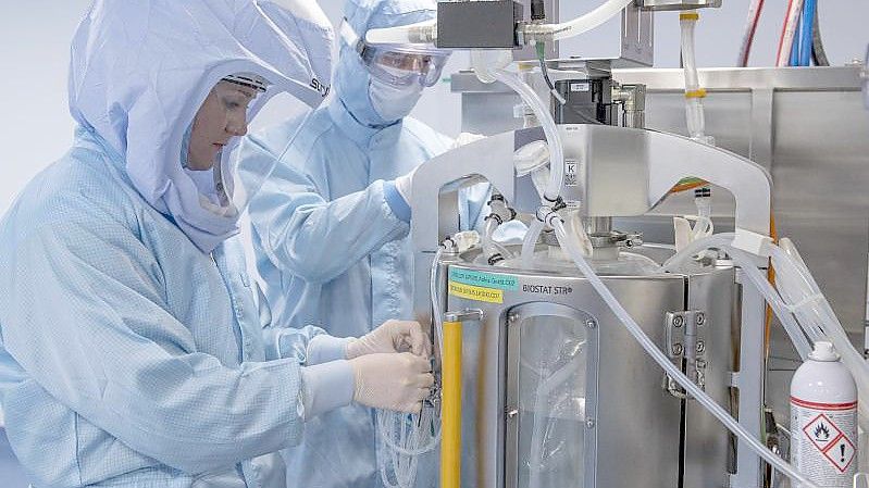 Laborantinnen der Firma Biontech in Marburg simulieren die finalen Arbeitsschritte zur Herstellung des Corona-Impfstoffes an einem Bioreaktor. Foto: Boris Roessler/dpa