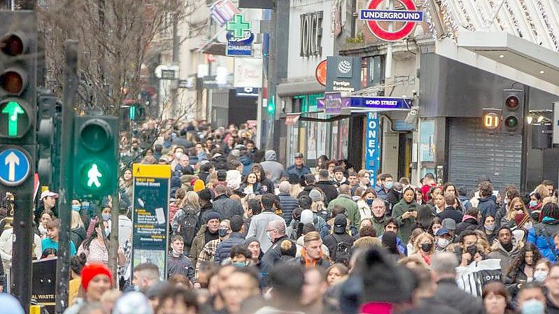 Menschen flanieren durch das Londoner West End. Foto: Tayfun Salci/ZUMA/dpa