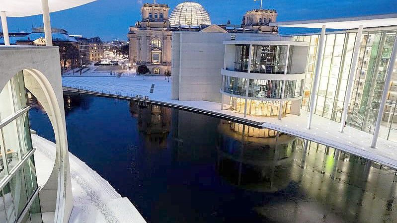 Blick auf das Regierungsviertel mit dem Reichstagsgebäude, dem Elisabeth-Lüders-Haus (l.) und dem Paul-Löbe-Haus (r.). Foto: Kay Nietfeld/dpa