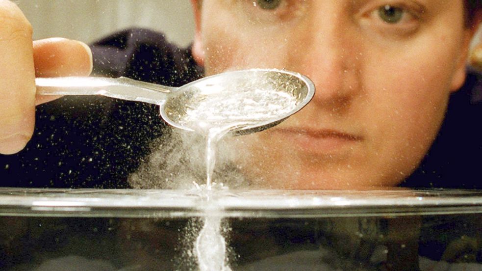 Beim Bleigießen den Löffel nah über die Wasseroberfläche halten. So spritzt es nicht so sehr. Foto: dpa