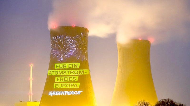 „Für ein atomstromfreies Europa“: Eine Projektion am Atomkraftwerk Grohnde. Foto: Julian Stratenschulte/dpa