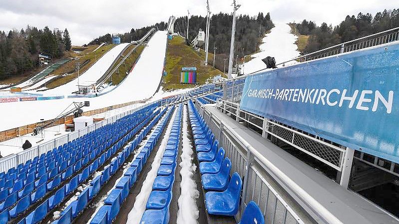 Am Ruhetag der Tournee wurde im Stadion in Garmisch-Partenkirchen das Neujahrsspringen vorbereitet. Foto: Angelika Warmuth/dpa