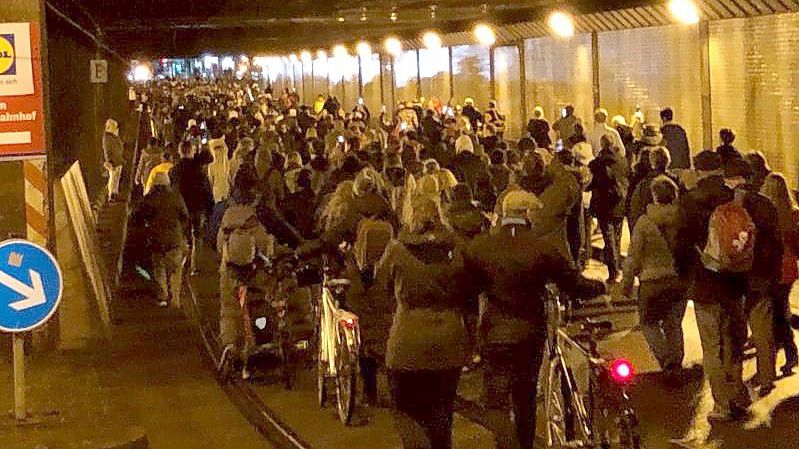 Teilnehmende von Protesten gegen die Coronamaßnahmen in Nürnberg. Foto: Gregor Bauernfeind/dpa