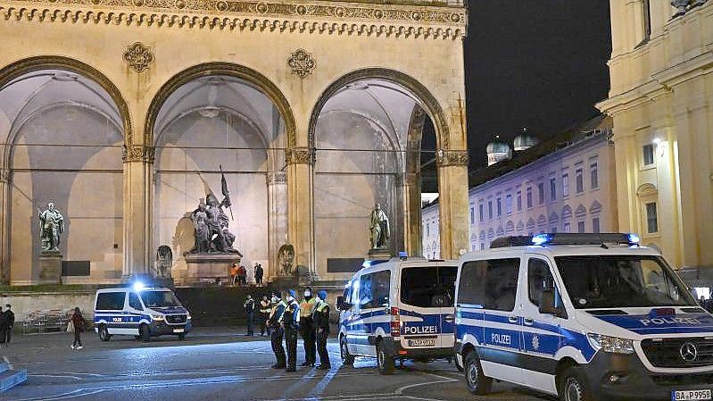 Die Polizei war mit einem zahlreichen Beamten am Münchner Odeonsplatz im Einsatz. Foto: Peter Kneffel/dpa