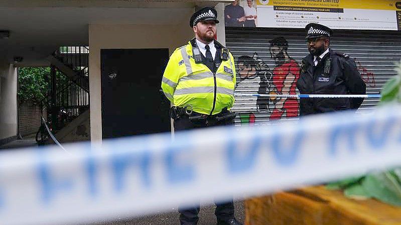Polizisten im Juli 2021 an einem Tatort in London, wo ein 16-jähriger Junge erstochen wurde. Foto: Victoria Jones/PA Wire/dpa