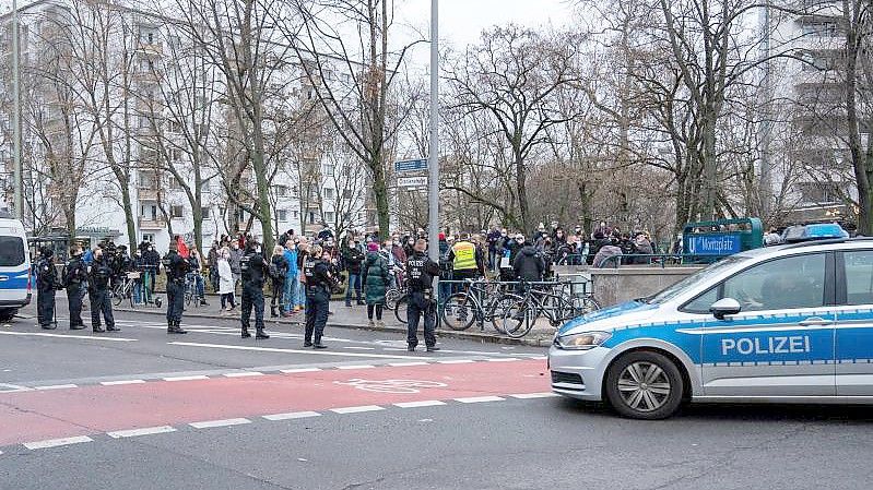 60 bis 70 Menschen demonstrierten am Moritzplatz gegen die Corona-Maßnahmen. Foto: Christophe Gateau/dpa