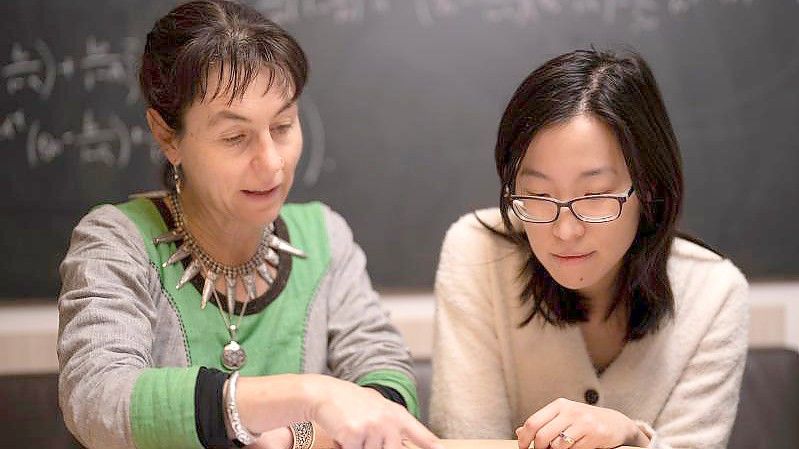 Professorin Lindell Bromham (l) und ihre Kollegin Xie Hua sprechen über die Gründe für das Sterben von Sprachen. Foto: Jamie Kidston/ANU/dpa