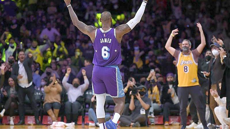 Lakers-Superstar LeBron James lässt sich feiern. Foto: John Mccoy/FR171591 AP/dpa