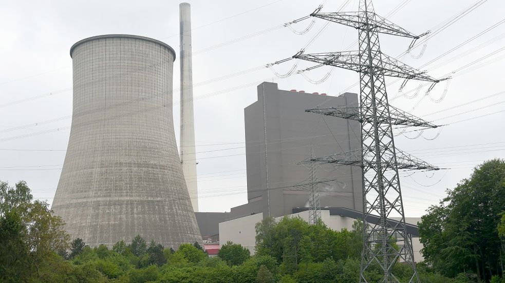 Keine Dampfschwaden mehr über den Türmen des Steinkohlekraftwerks Ibbenbüren. Zum Jahreswechsel ist die Anlage vom Netz gegangen. Ob sie „kalte Reserve“ bleibt, steht noch nicht fest. Foto: Tobias Vieth