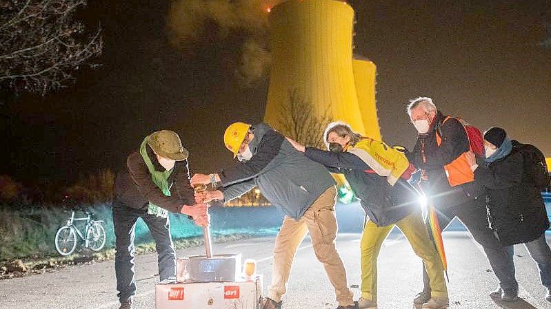 Atomkraftgegner feiern mit einem nachgebauten Hebel das Abschalten des Atomkraftwerks Grohnde. Foto: Julian Stratenschulte/dpa