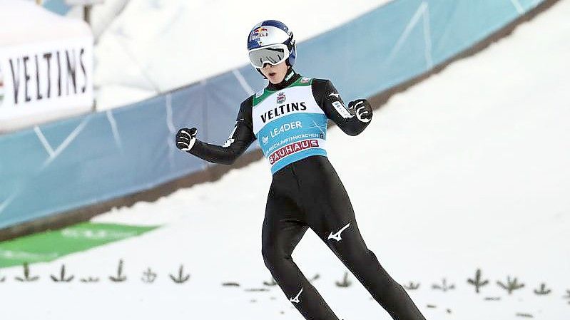 Der Japaner Ryoyu Kobayashi holte sich nach seinem Erfolg in Oberstdorf auch beim Neujahrsspringen den Sieg. Foto: Daniel Karmann/dpa