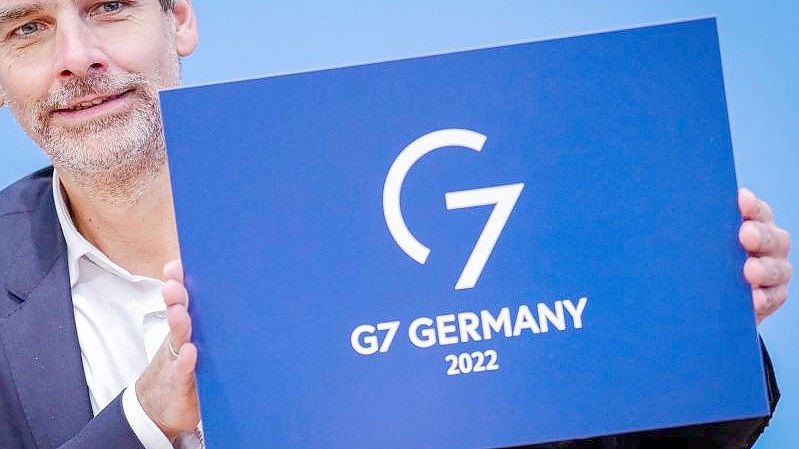 Regierungssprecher Steffen Hebestreit stellt das Logo für die deutsche G7-Präsidentschaft vor. Foto: Kay Nietfeld/dpa